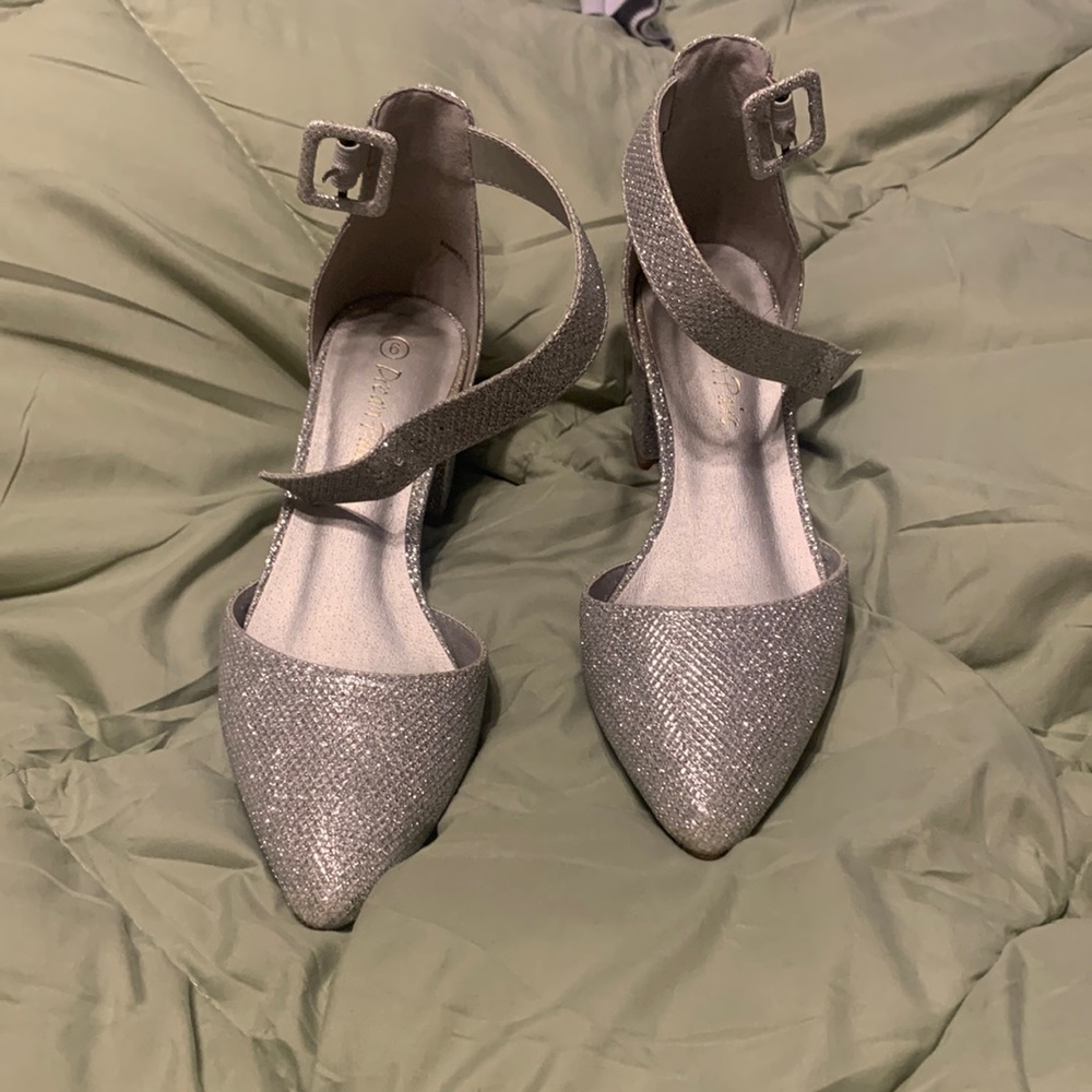 Dream Pairs Silver heels. Size six
